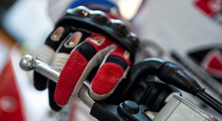 Le freinage d'urgence à moto