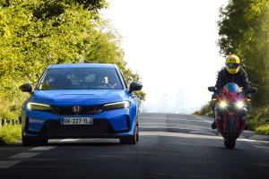 moto au quotidien voiture le week end assurances