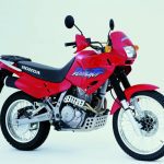 Honda Dominator 650 : le trail vintage ultime ?