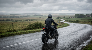 Honda cb500 sous la pluie